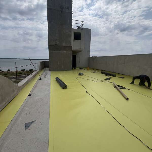 Impermeabilización de terraza y colocación de capas drenantes para cubierta verde. Posadas, Misiones