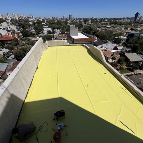 Impermeabilización de terraza y colocación de capas drenantes para cubierta verde. Posadas, Misiones