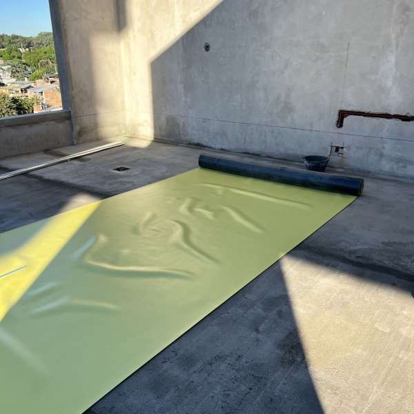 Impermeabilización de terraza y colocación de capas drenantes para cubierta verde. Posadas, Misiones