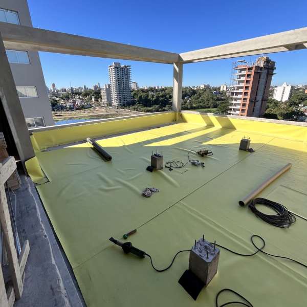 Impermeabilización de terraza y colocación de capas drenantes para cubierta verde. Posadas, Misiones